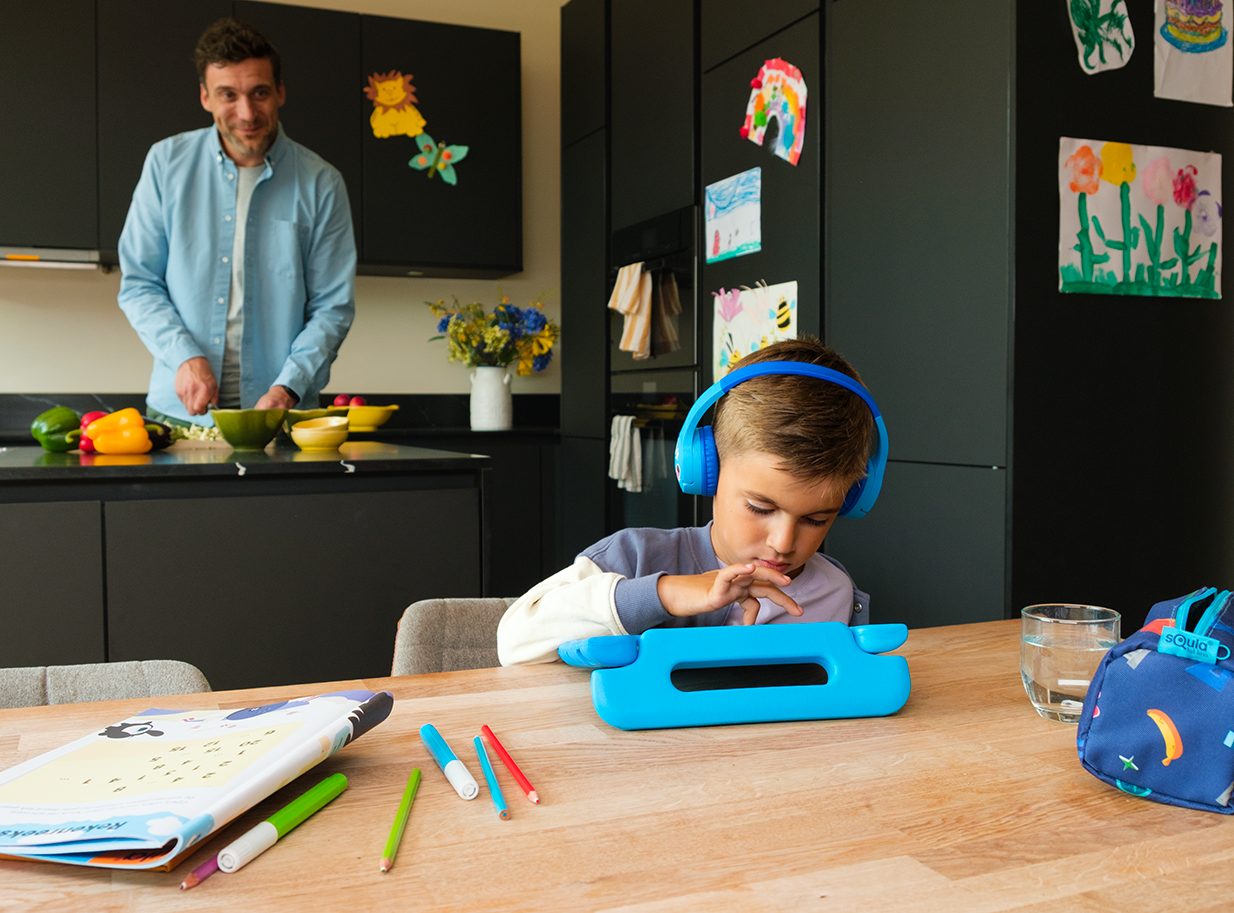 Jongetje speelt Squla op tablet